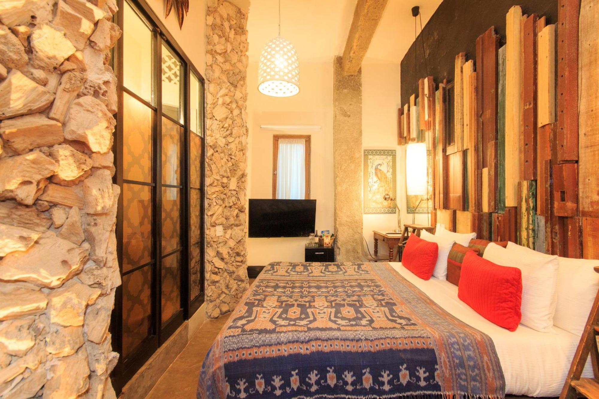 Casa Lola Deluxe Gallery Hotel 5*