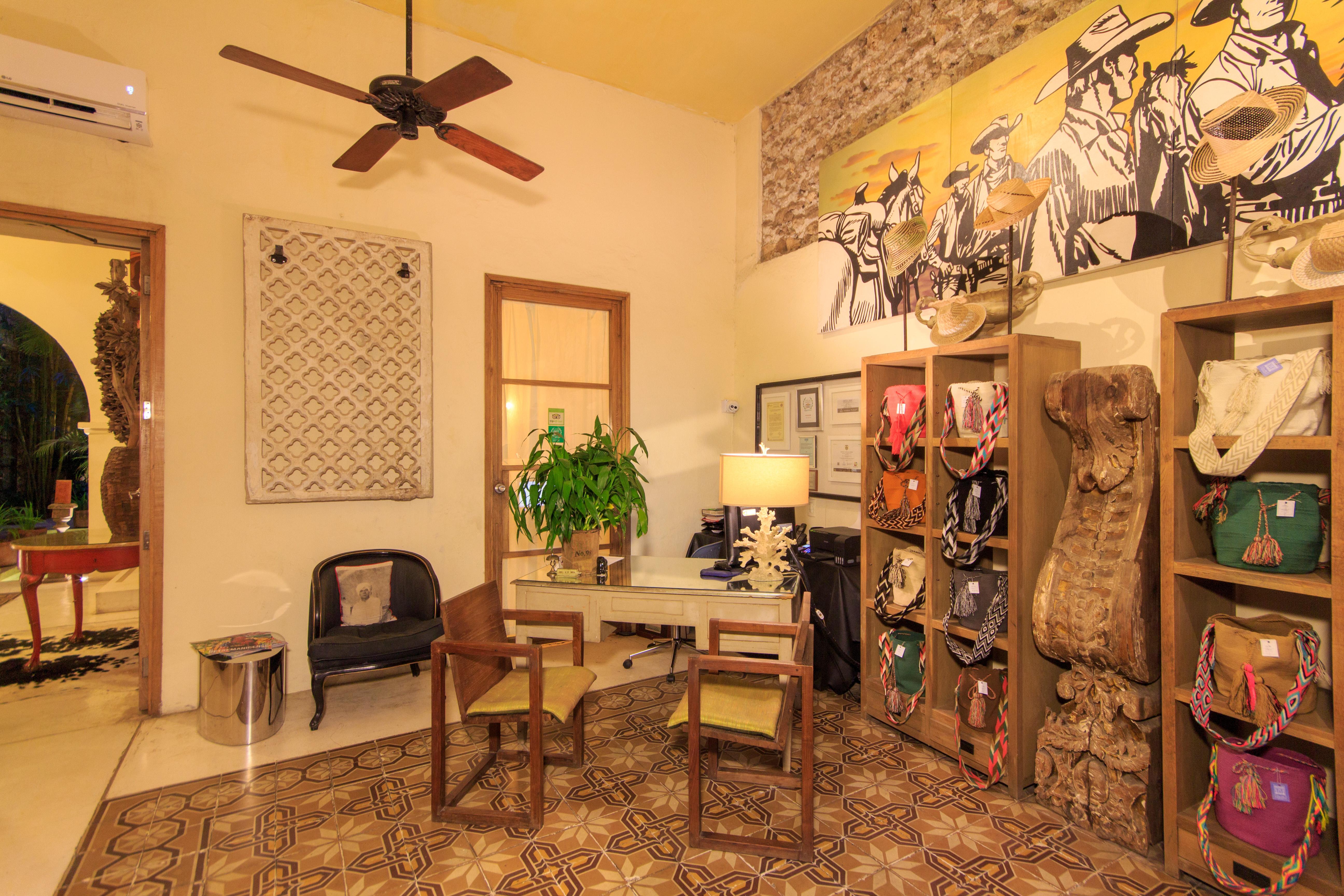 Casa Lola Deluxe Gallery Hotel 5*