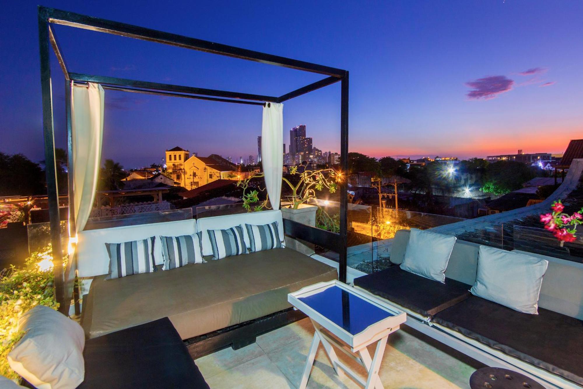 Casa Lola Deluxe Gallery Hotel