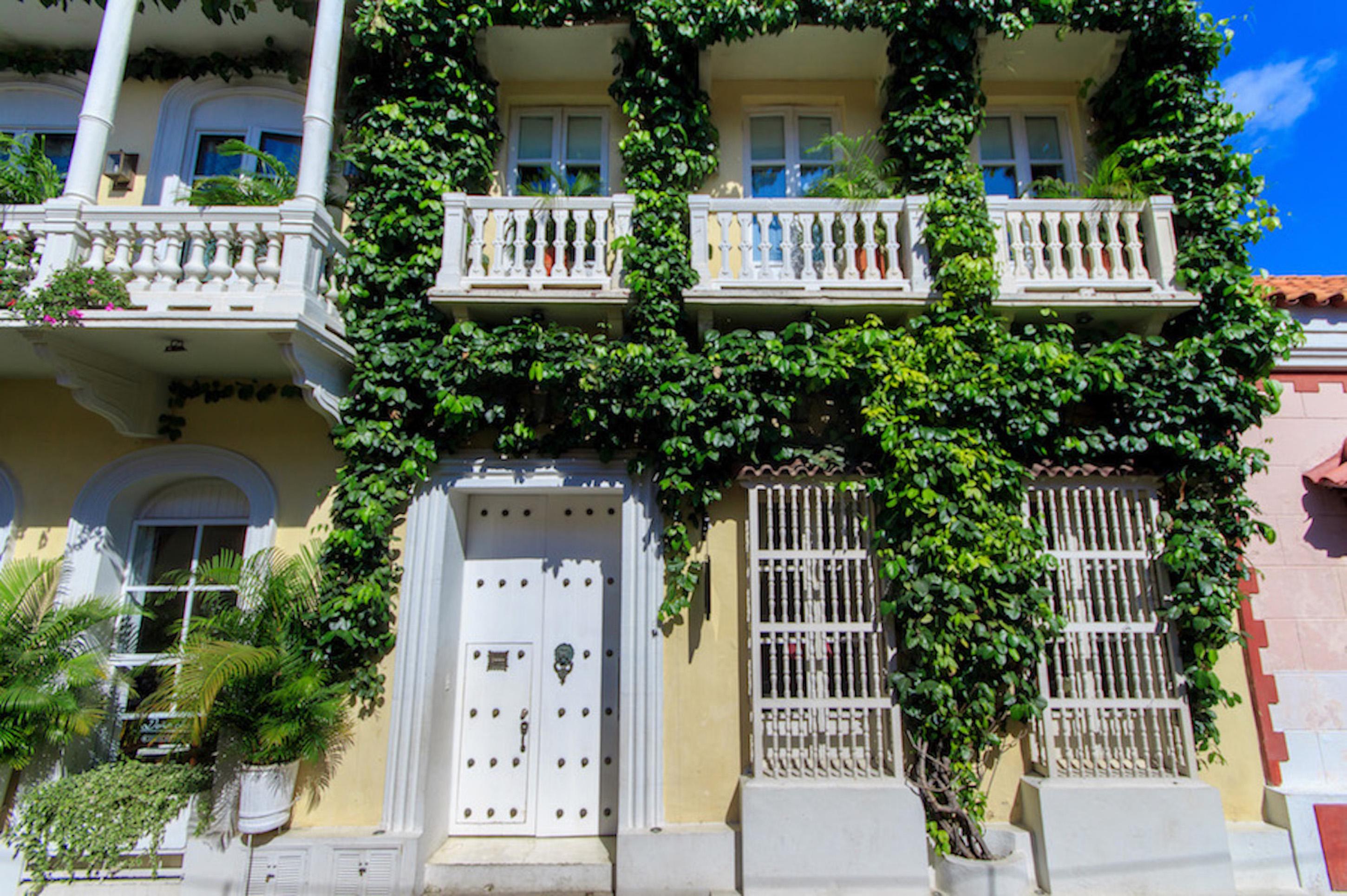 Casa Lola Deluxe Gallery Hotel 5*