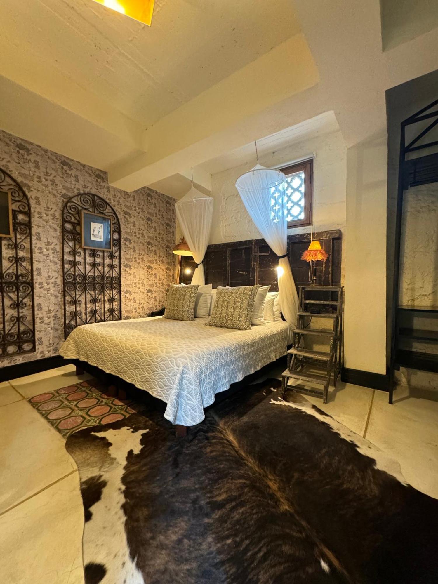 Casa Lola Deluxe Gallery Hotel 5*