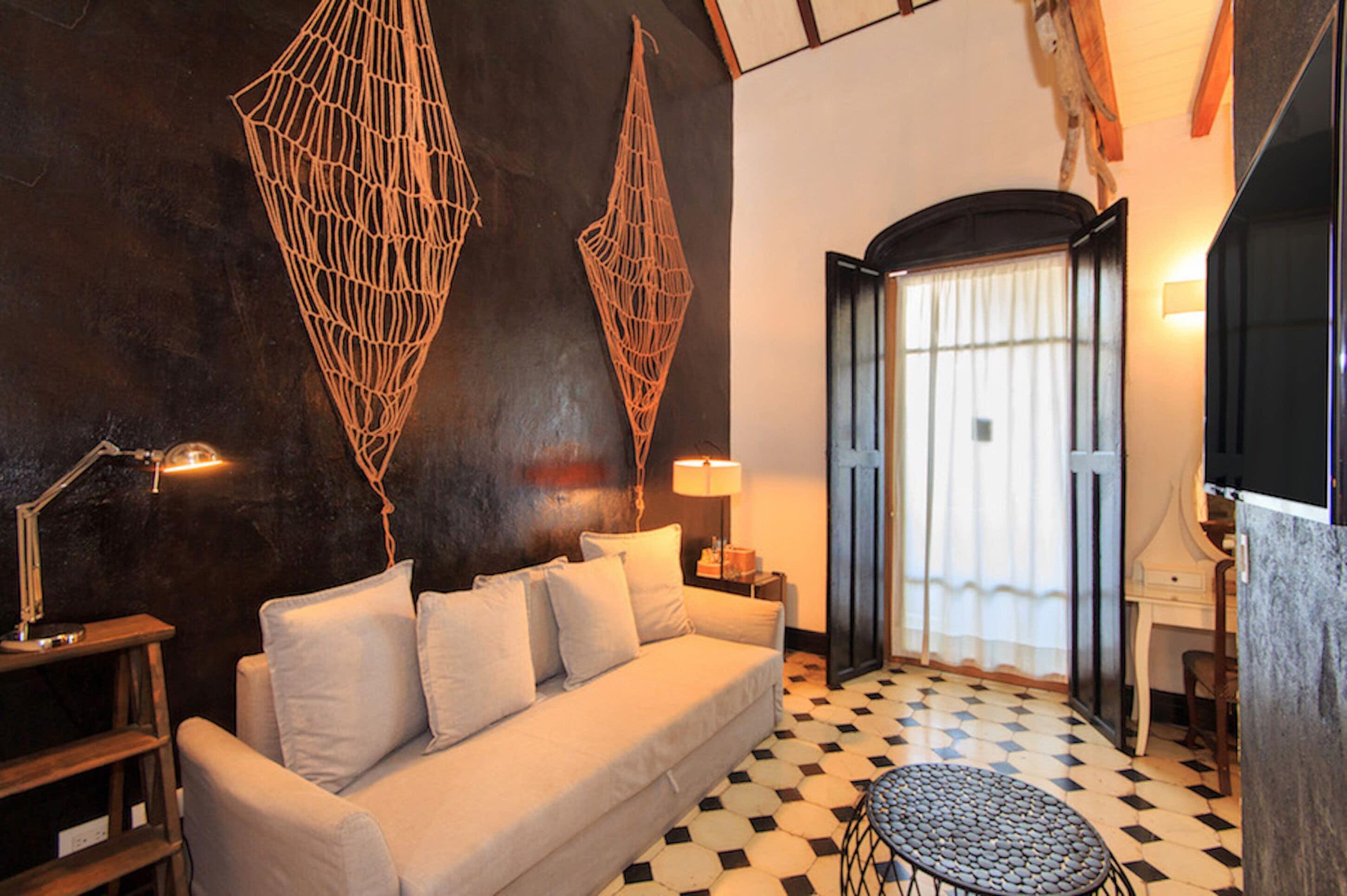 Casa Lola Deluxe Gallery Hotel