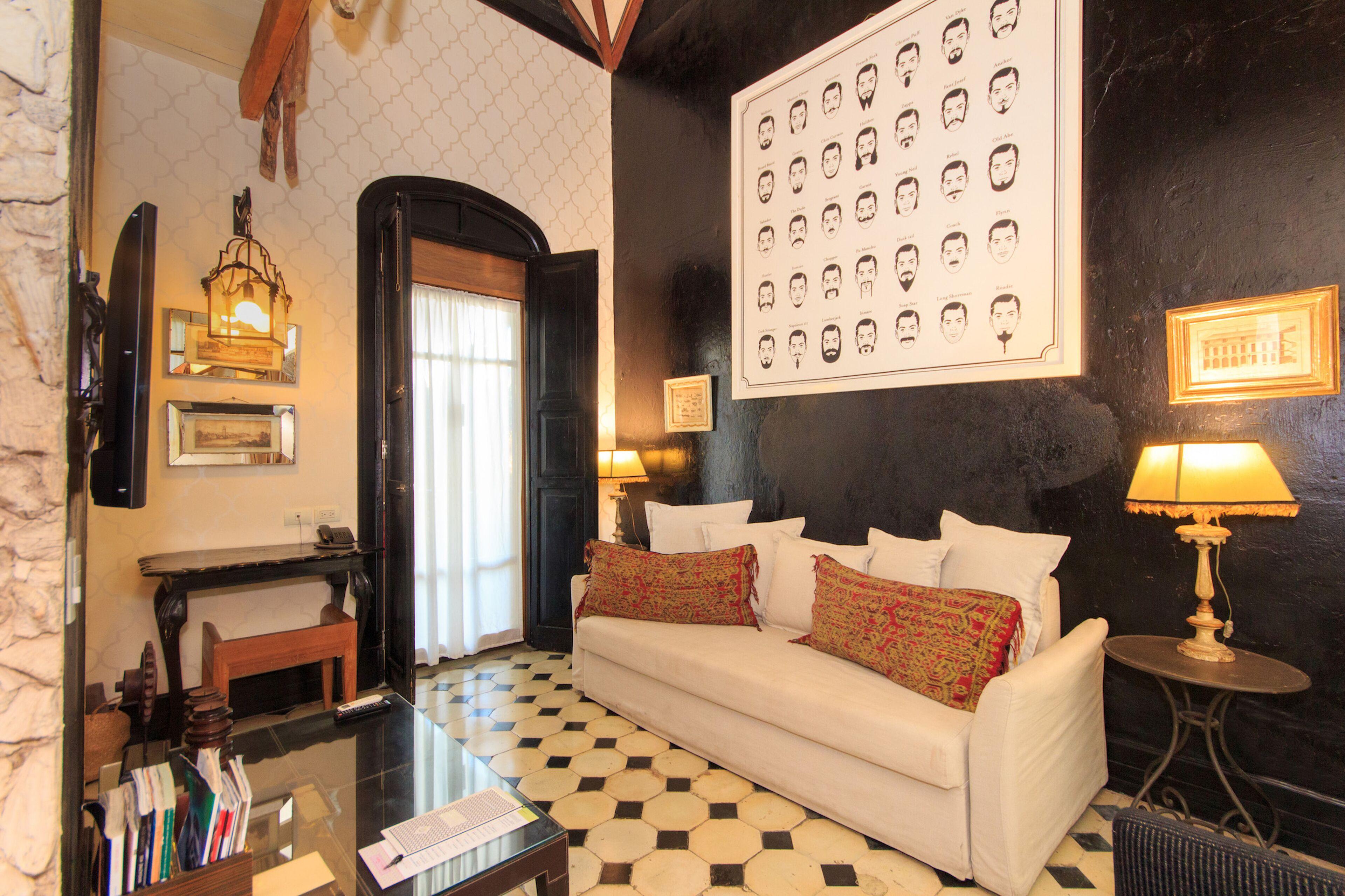 Casa Lola Deluxe Gallery Hotel