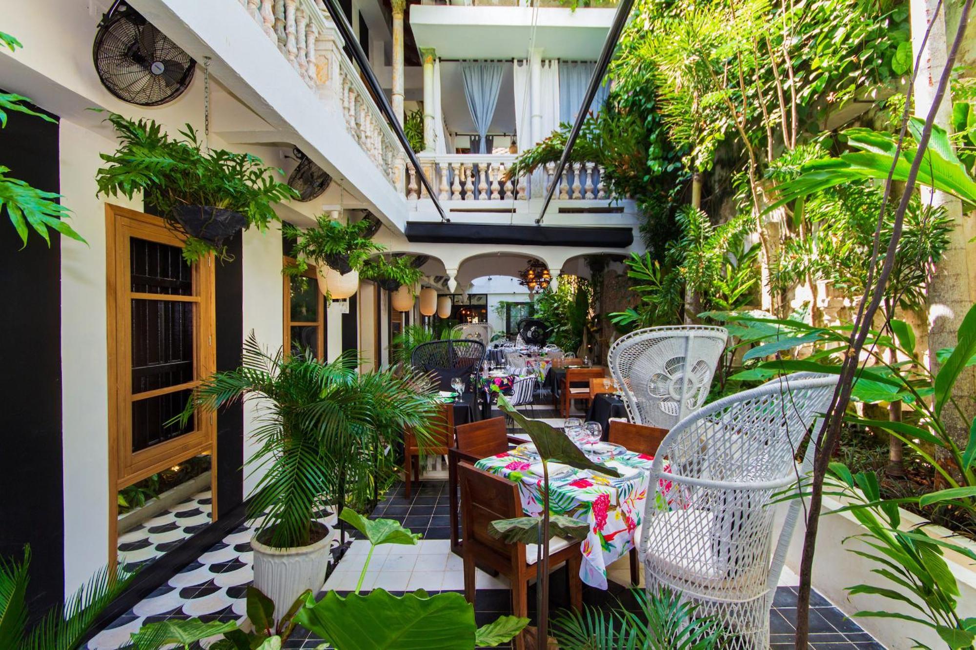 Casa Lola Deluxe Gallery Hotel 5*