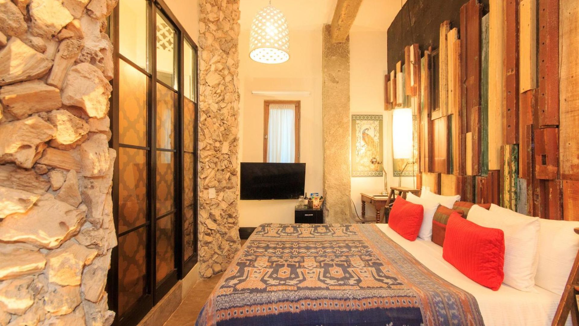 Casa Lola Deluxe Gallery Hotel 5*