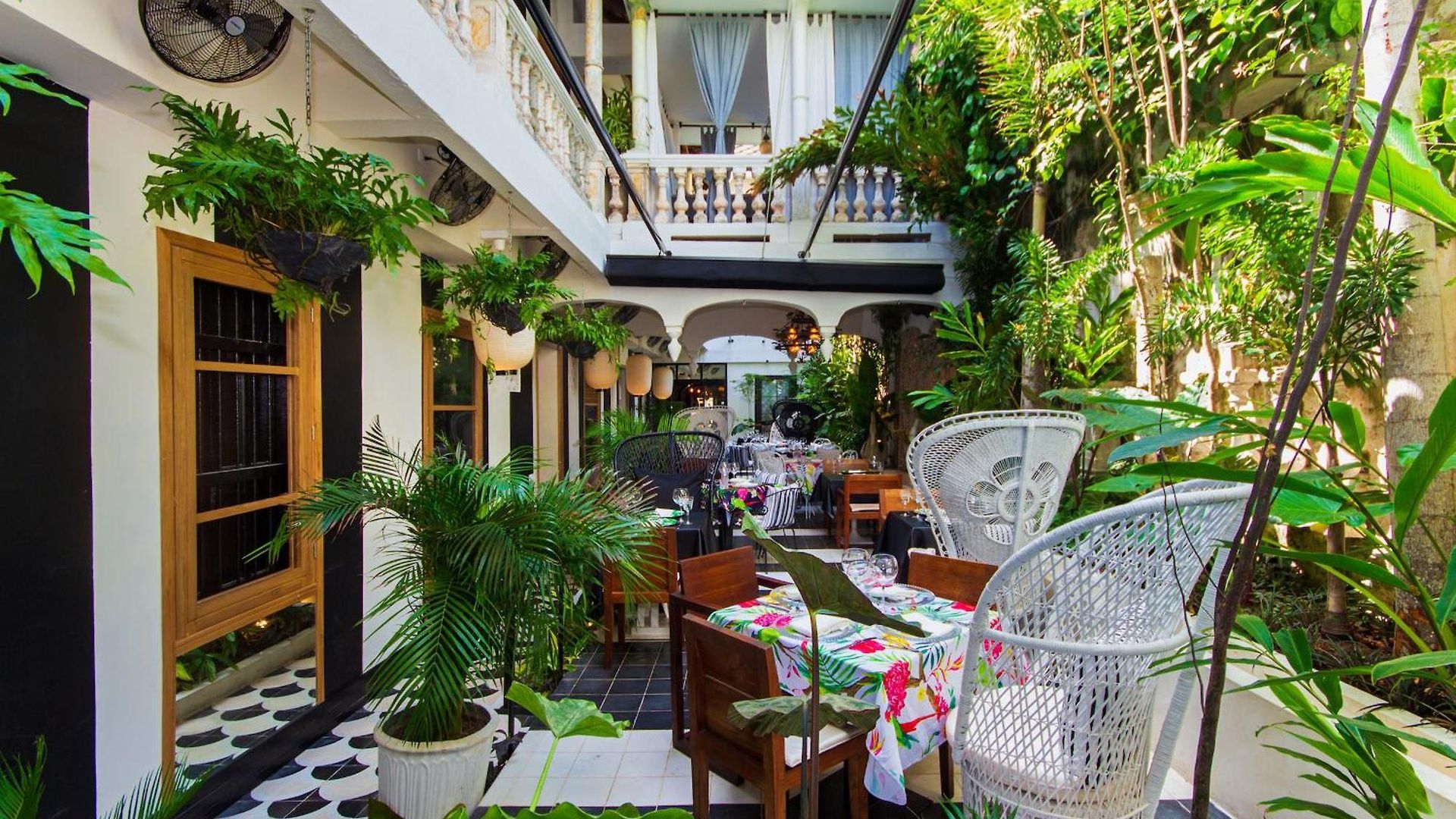Casa Lola Deluxe Gallery Hotel 5*