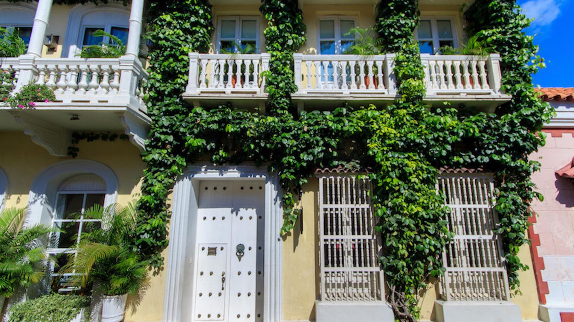 Casa Lola Deluxe Gallery Hotel 5*