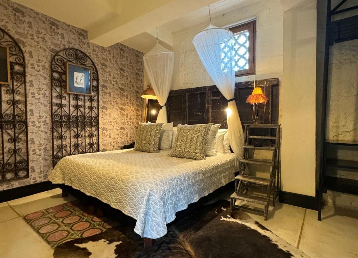 Casa Lola Deluxe Gallery Hotel 5*