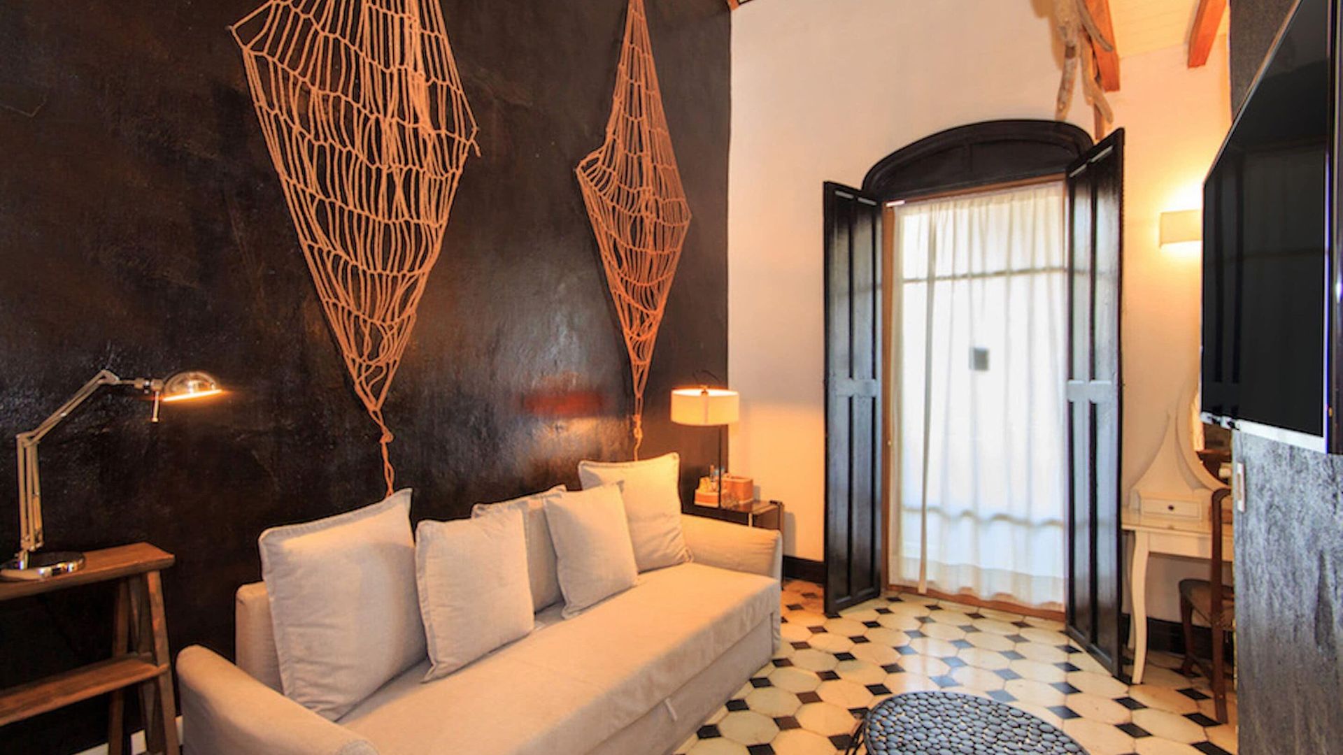 Casa Lola Deluxe Gallery Hotel