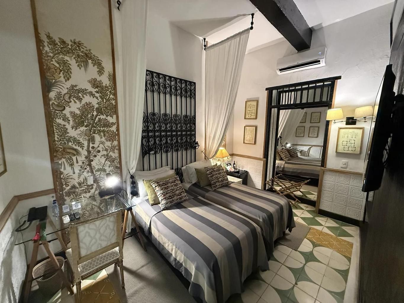 Casa Lola Deluxe Gallery Hotel 5*