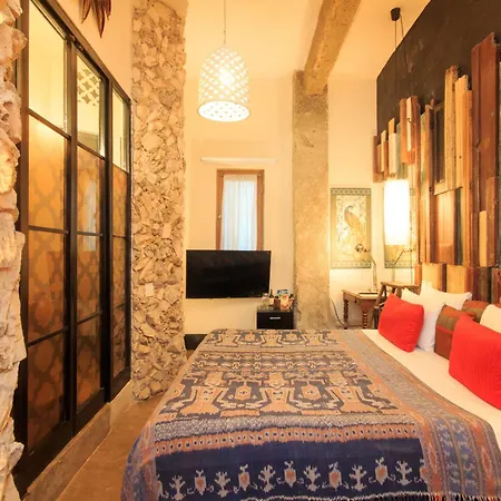 Casa Lola Deluxe Gallery Hotel 5*