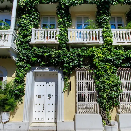 Casa Lola Deluxe Gallery Hotel 5*