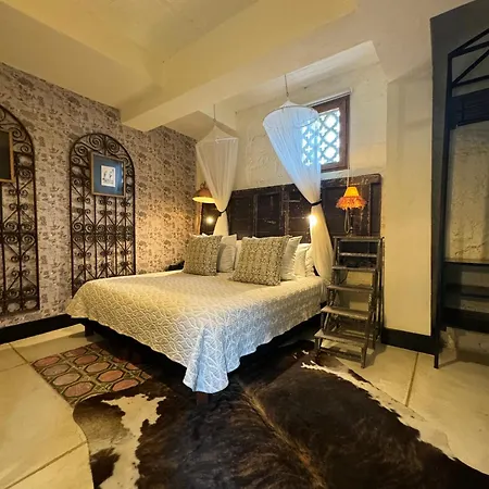 Casa Lola Deluxe Gallery Hotel 5*