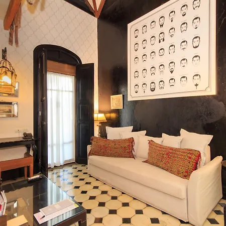 Casa Lola Deluxe Gallery Hotel