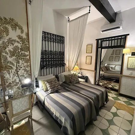 Casa Lola Deluxe Gallery Hotel 5*
