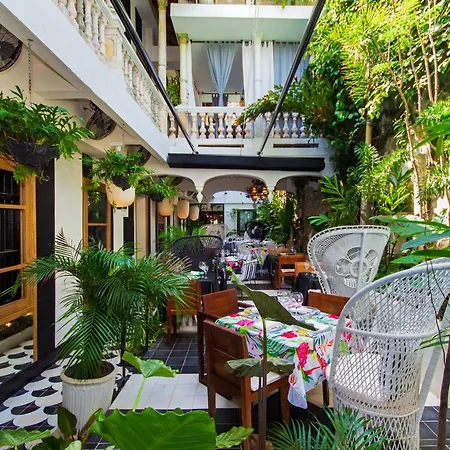 Casa Lola Deluxe Gallery Hotel 5*