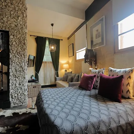 Casa Lola Deluxe Gallery Hotel 5*