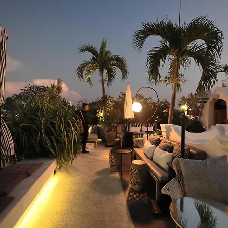 Casa Lola Deluxe Gallery Hotel