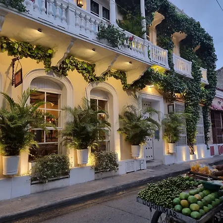 Casa Lola Deluxe Gallery Hotel