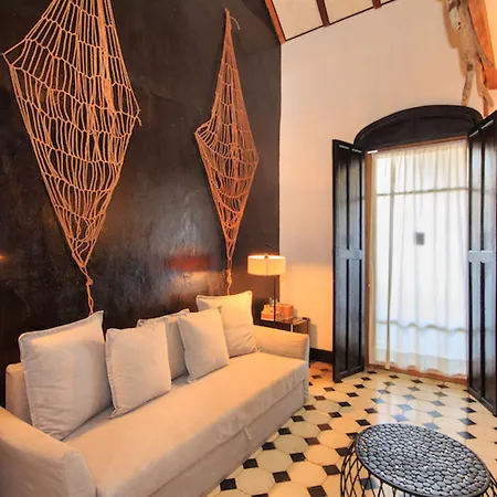 Casa Lola Deluxe Gallery Hotel