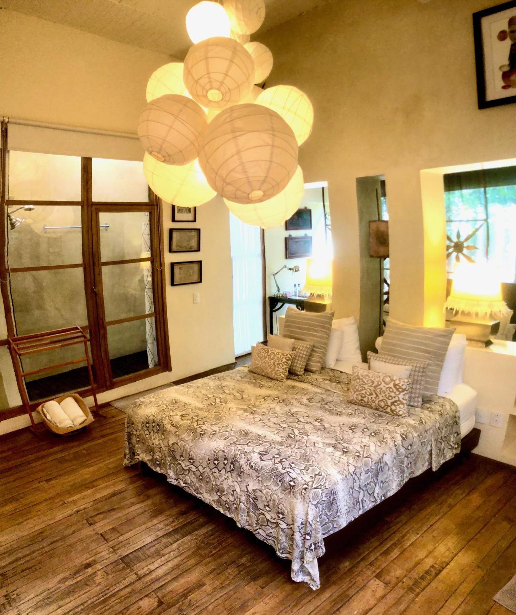 Casa Lola Deluxe Gallery Hotel